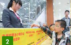 顧客將黃色小票投票到標(biāo)有自己想要資助的團(tuán)體投票箱里。