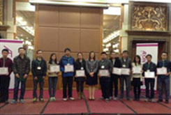 永旺領導向獲得獎學金的學生頒發(fā)證書