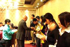 永旺領導向優(yōu)勝小組頒發(fā)獎品